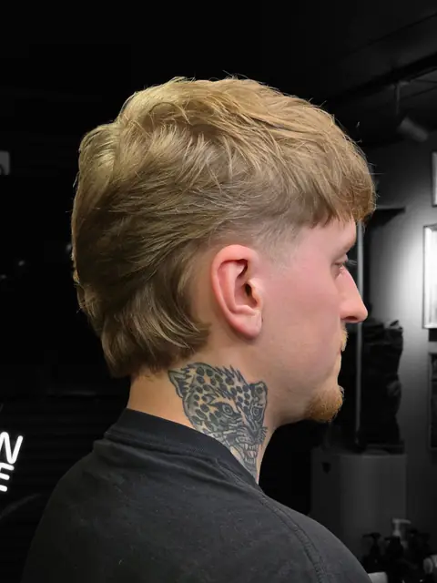 Moderne mullet med burst fade og tekstureret top