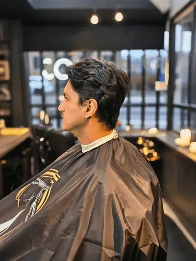 Quiff med volumen og saksklippet finish