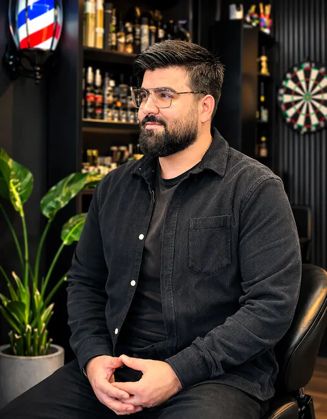Ahmad, frisør og barber hos 360° Frisør Salon, i salonen på Godthåbsvej 235 i Vanløse